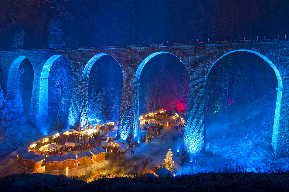 Christmas market in the Ravenna gorge, Ravenna bridge in the background, near Hinterzarten, Black Forest, Baden-Wuerttemberg, Germany