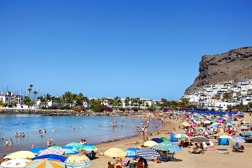 People on the beach in the sunlight, Puerto de Mogan, Gran Canaria, Canary Islands, Spain, Europe