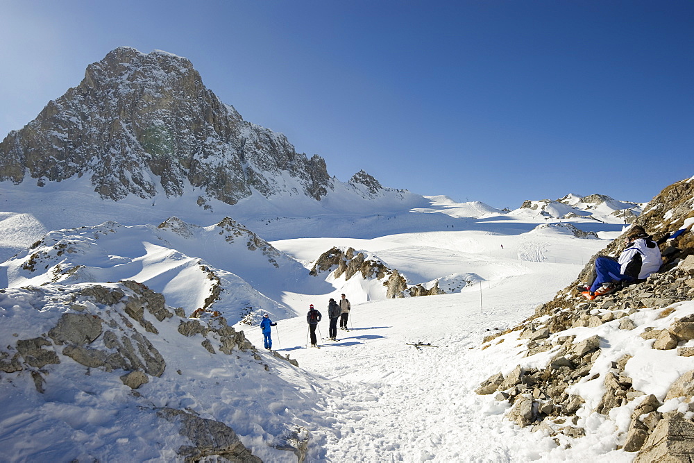 Skiers, Snow-capped mountains, Tignes, Val d Isere, Savoie department, Rhone-Alpes, France