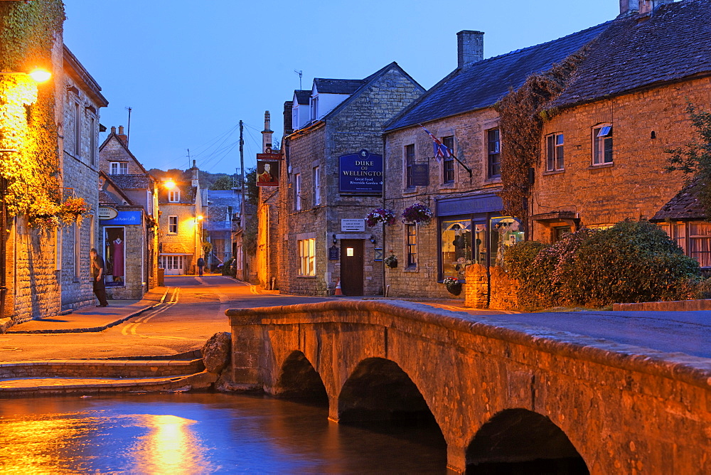 Windrush river in the evening, Bourton-on-the-water, Gloucestershire, Cotswolds, England, Great Britain, Europe