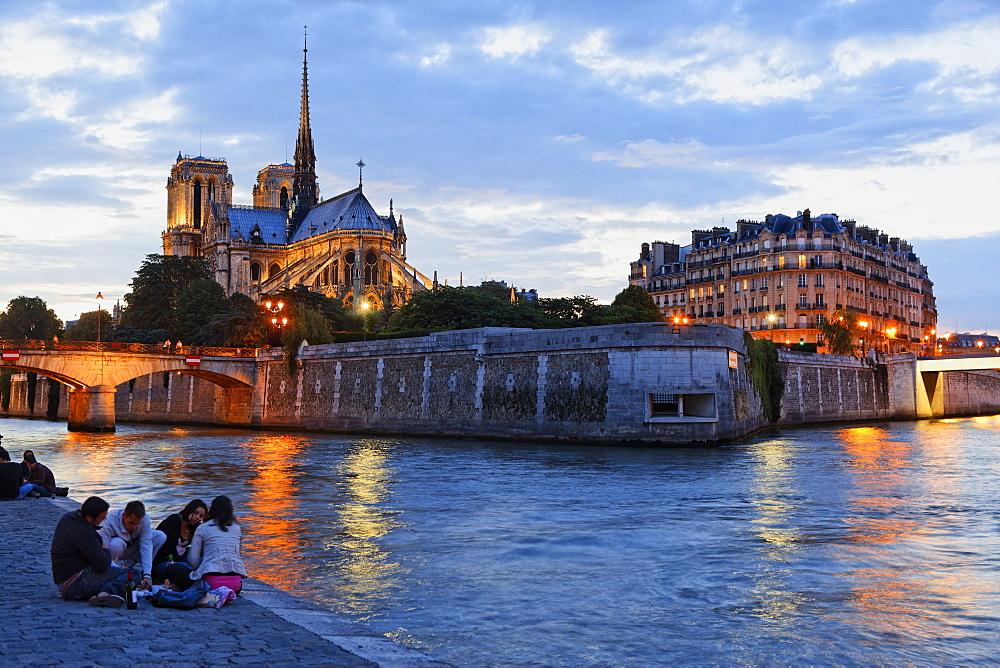 Ile de la Cite, Seine and Notre Dame in the evening, Paris, France, Europe