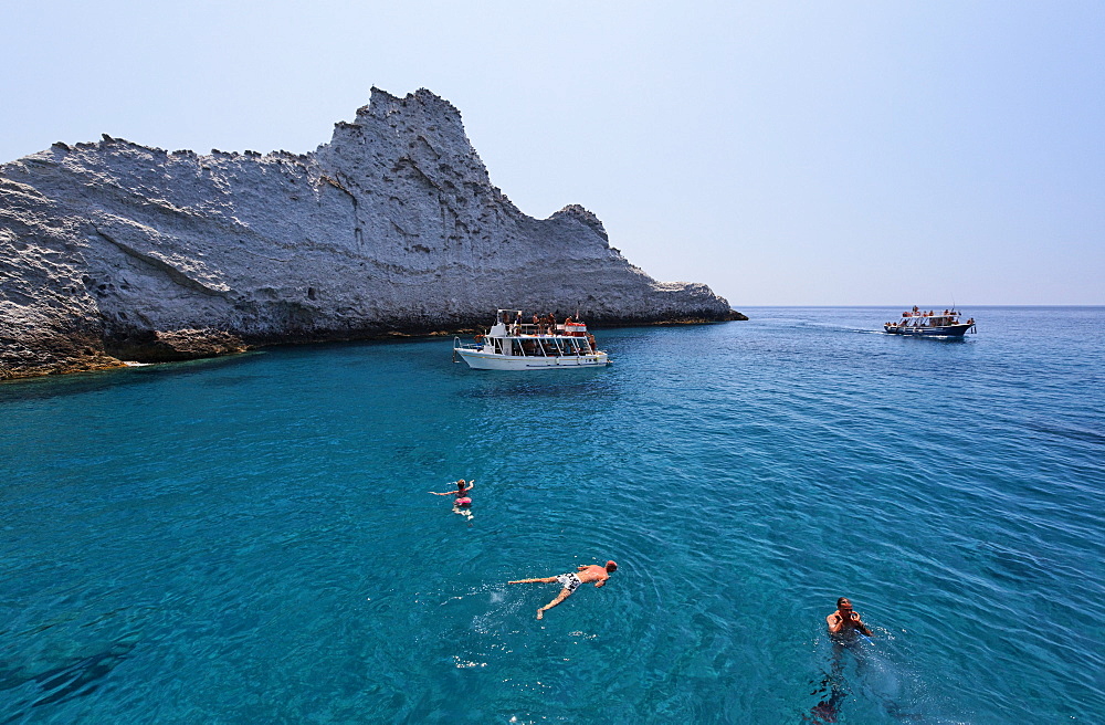 People bathing at Chiaia di Luna, Island of Ponza, Pontine Islands, Lazio, Italy, Europe