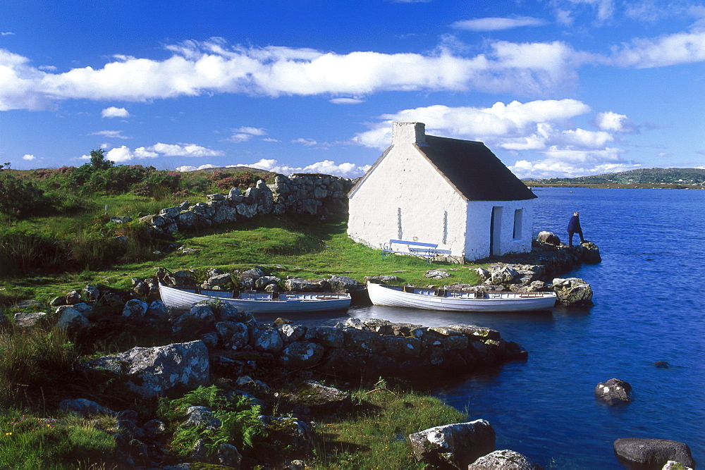 Europe, Great Britain, Ireland, Co. Galway, Connemara, cottage at the coast near Casla