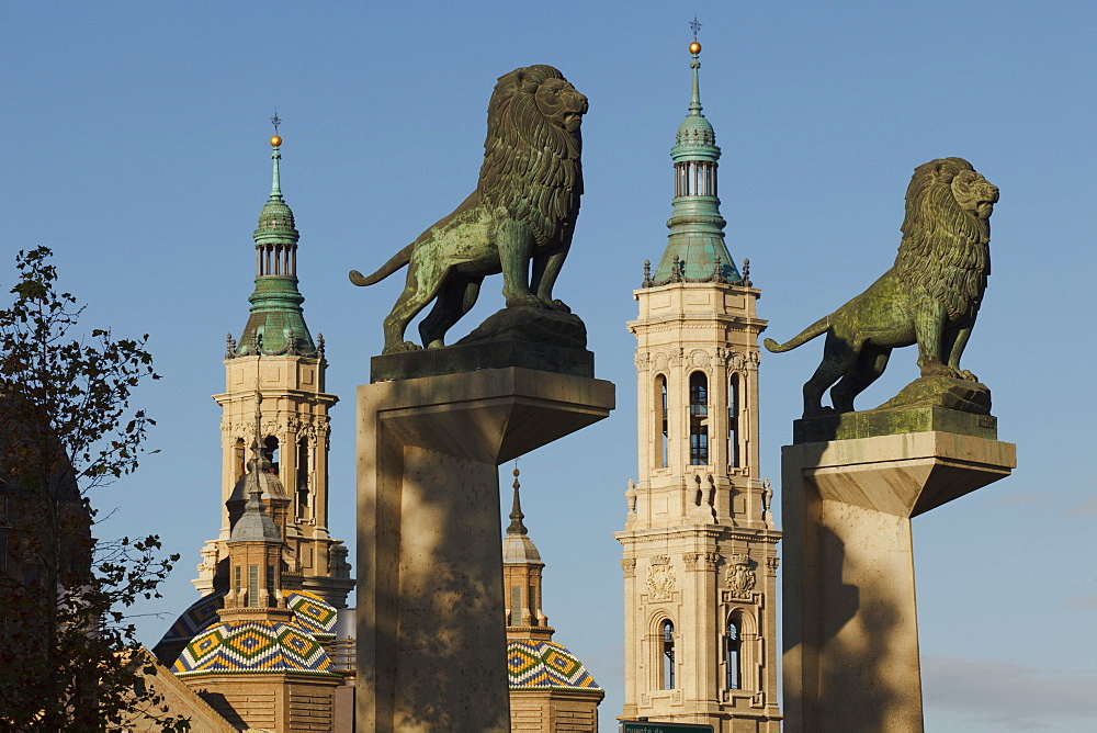 Bronze lions on the Puente de Piedra, stone bridge in front of the Basilica de Nuestra Senora del Pilar, Zaragoza, Saragossa, province of Zaragoza, Aragon, Northern Spain, Spain, Europe