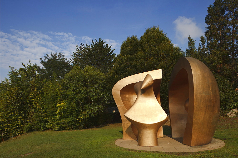 Sculpture at the Park of the Peoples of Europe, Big Figure in a shelter, Gernika-Lumo, Guernica, Camino de la Costa, Camino del Norte, coastal route, Way of St. James, Camino de Santiago, pilgrims way, province of Bizkaia, Basque Country, Euskadi, Northern Spain, Spain, Europe