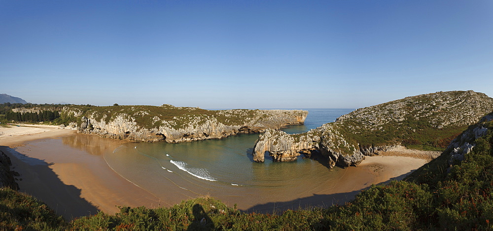 Playa de Cuevas del Mar, beach, rock formation, caves, rock arch, coast, Atlantic ocean, near Ribadesella, Camino de la Costa, Kuestenweg, Camino del Norte, Jakobsweg, Camino de Santiago, Pilgerweg, province of Asturias, Principality of Asturias, Northern Spain, Spain, Europe