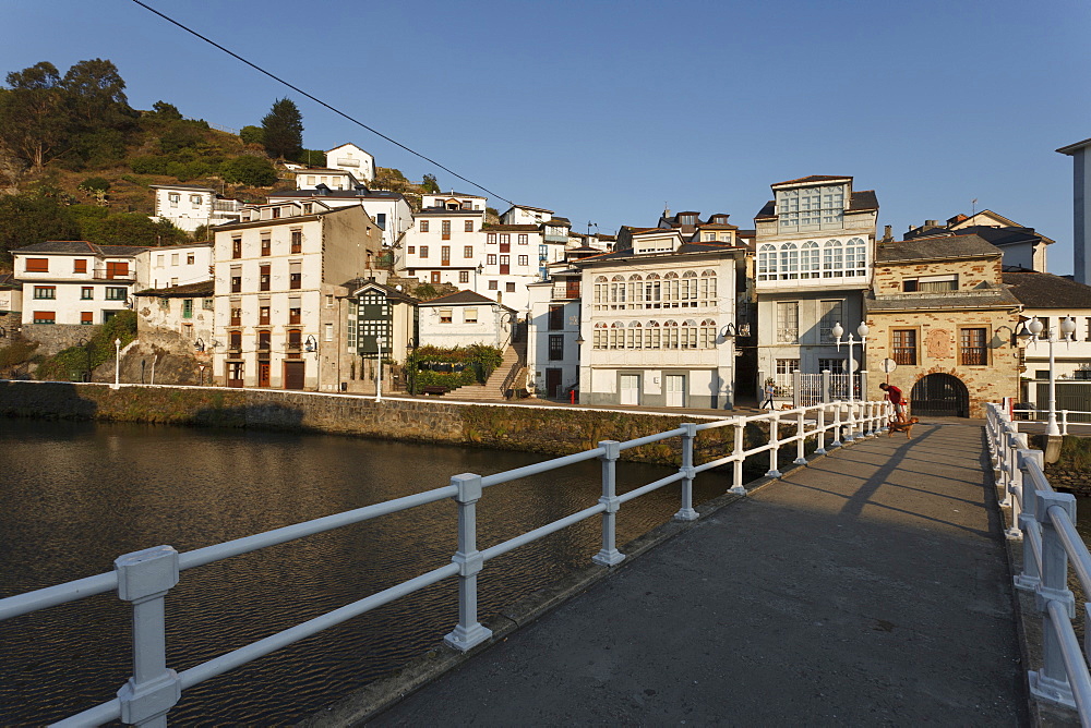 Luarca, seaside town, bridge above Rio Negro, river Camino de la Costa, Camino del Norte, coastal route, Way of Saint James, Camino de Santiago, pilgrims way, province of Asturias, Principality of Asturias, Northern Spain, Spain, Europe