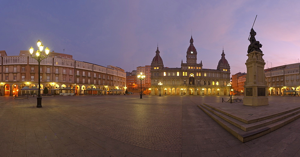 Town hall, monument to local hero Maria Pita, Praza Maria Pita, main square, La Coruna, A Coruna, Camino Ingles, Camino de Santiago, Way of Saint James, pilgrims way, province of La Coruna, Galicien, Nordspanien, Spanien, Europa