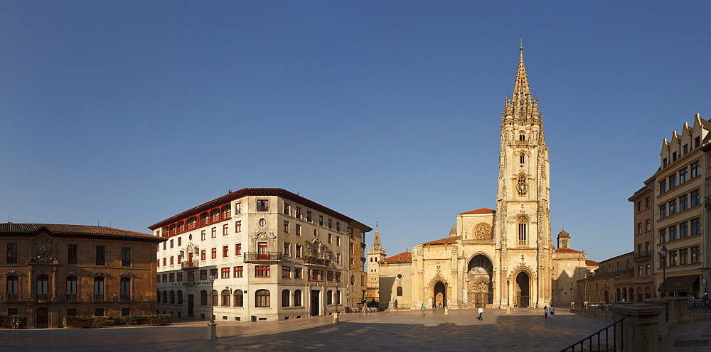 Palacio de Valdecarzana-Heredia, palace, 17th and 18th century, Catedral de San Salvador, cathedral, gothic, Oviedo, Camino Primitivo, Camino de Santiago, Way of Saint James, pilgrims way, province of Asturias, Principality of Asturias, Northern Spain, Spain, Europe