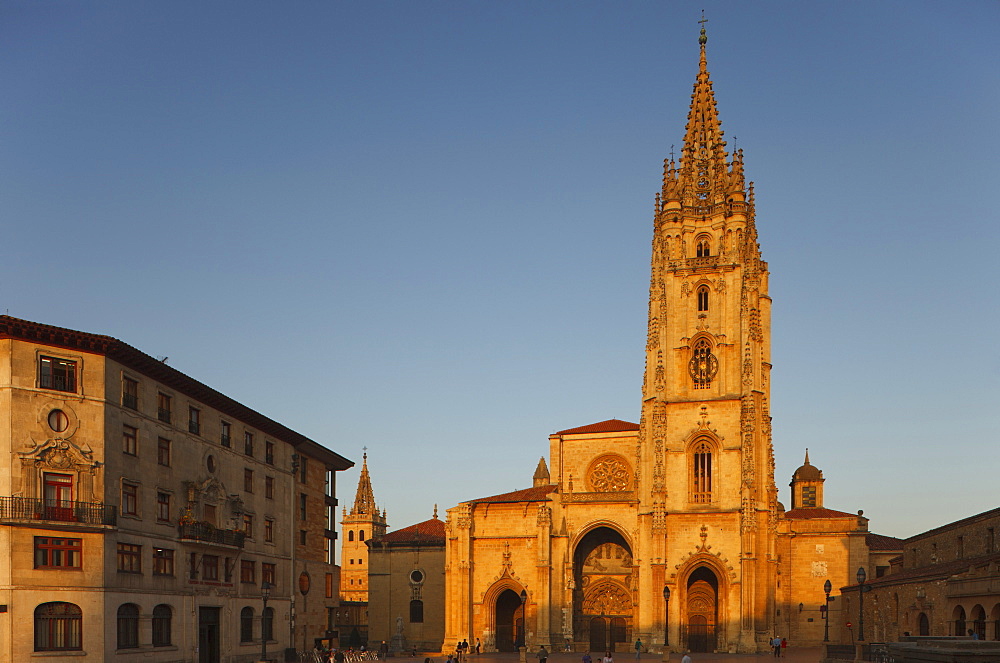 Palacio de Valdecarzana-Heredia, palace, 17th and 18th century, Catedral de San Salvador, cathedral, gothic, Oviedo, Camino Primitivo, Camino de Santiago, Way of Saint James, pilgrims way, province of Asturias, Principality of Asturias, Northern Spain, Spain, Europe