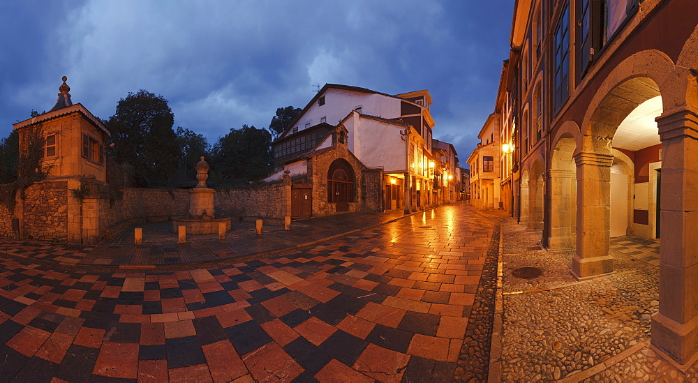 Calle del Rivero, old town, historic town centre, Aviles, Camino de la Costa, Coastal route, Camino del Norte, Way of Saint James, Camino de Santiago, pilgrims way, province of Asturias, Principality of Asturias, Northern Spain, Spain, Europe