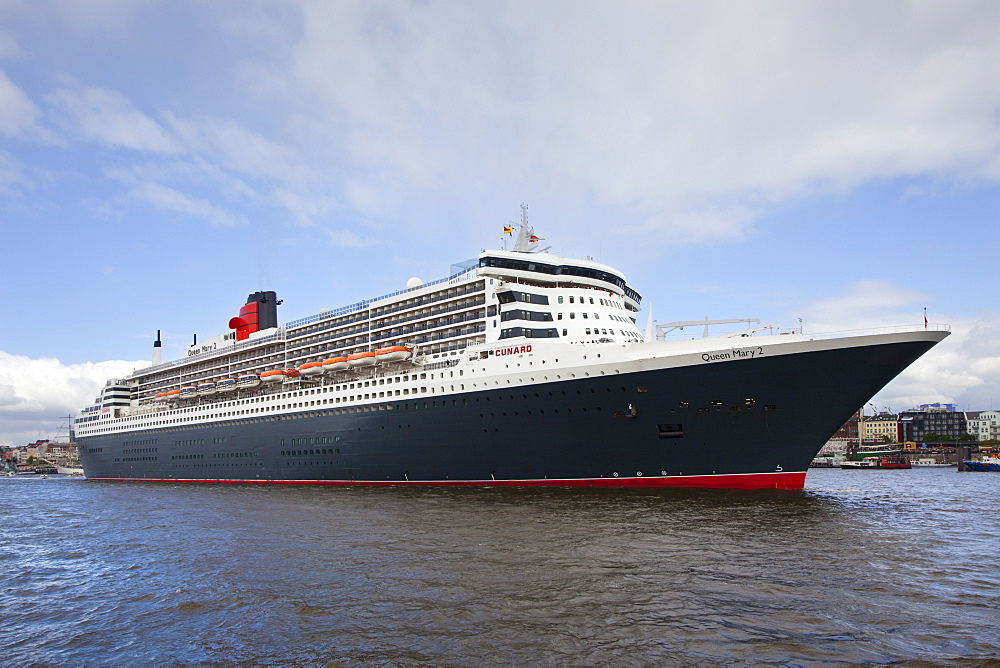 Cruise ship Queen Mary 2 entering port, Hamburg, Germany, Europe