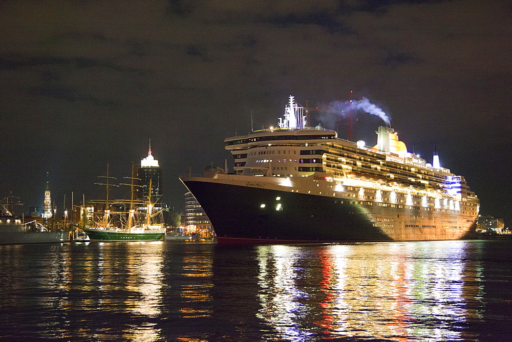 Cruise ship Queen Mary 2 clearing port at night, Hamburg Cruise Center Hafen City, Hamburg, Germany, Europe