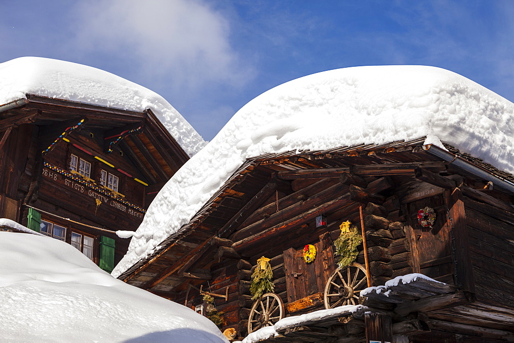 Deep Winter at Muerren, Chalets and houses covered with masses of snow, Muerren-Schilthorn skiing area, Lauterbrunnental, Jungfrauregion, Bernese Oberland, Canton Bern, Switzerland, Europe