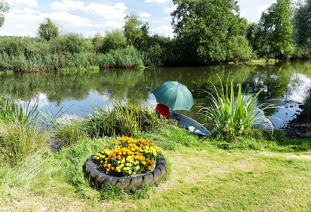 Angler on the bank of Spree river, Radinkendorf, Beeskow, Land Brandenburg, Germany, Europe