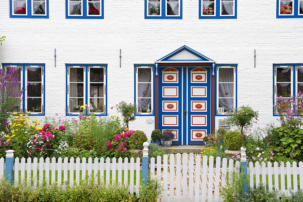 Traditional house and flower garden, Toenning, Eiderstedt peninsula, North Frisian Islands, Schleswig-Holstein, Germany, Europe