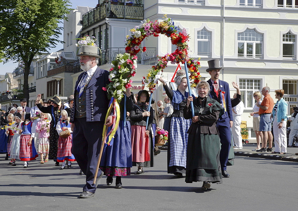 Folk festival Warnemuender Umgang at seaside resort Warnemuende, Rostock, Mecklenburg Western Pomerania, Germany, Europe