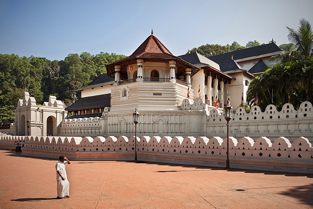 Local at tooth temple Sri Dalada Maligawa, UNESCO world herritage, kulturelles Dreieck, Kandy, Sri Lanka