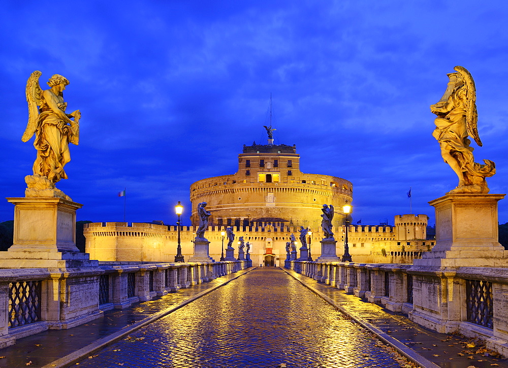 Ponte Sant'Angelo, Aelian bridge leading towards Castel SantÂ¬Â¥Angelo at night, illuminated, UNESCO World Heritage Site Rome, Rome, Latium, Lazio, Italy