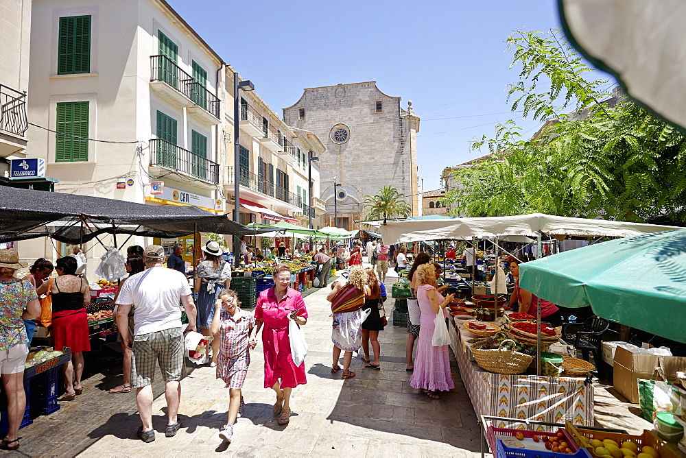 Market in the centre of Santanyi with church Sant Andreu on Placa Mayor, Mallorca, Balearic Islands, Spain