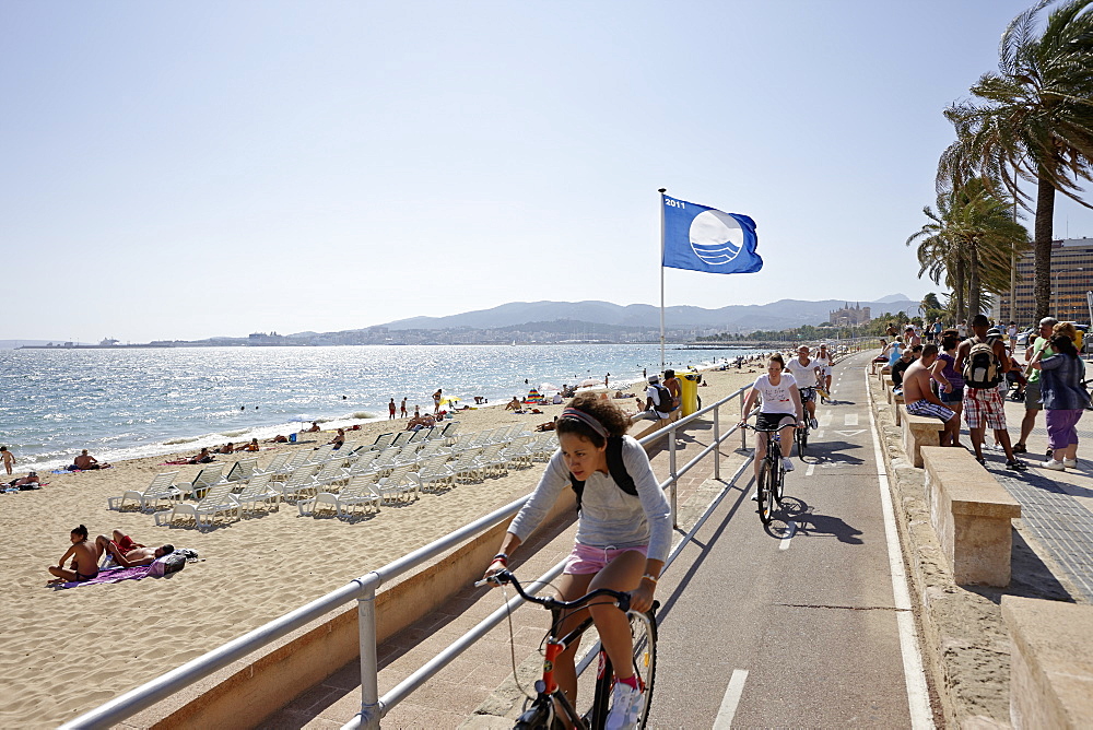 Bicycle path along the city beach near the cathedral, Palma de Mallorca, Mallorca, Balearic Islands, Spain