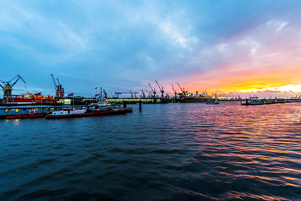 Sunset at Hamburg harbour und the shipyard Blohm+Voss, Hamburg, Germany