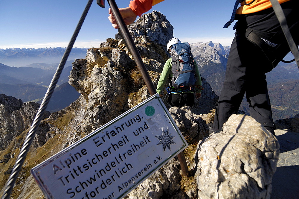 Women on the Mittenwalder Klettersteig, Mittenwalder Hoehenweg, Fixed rope climbing, Karwendel mountain, Mittenwald, Upper Bavaria, Bavaria, Germany