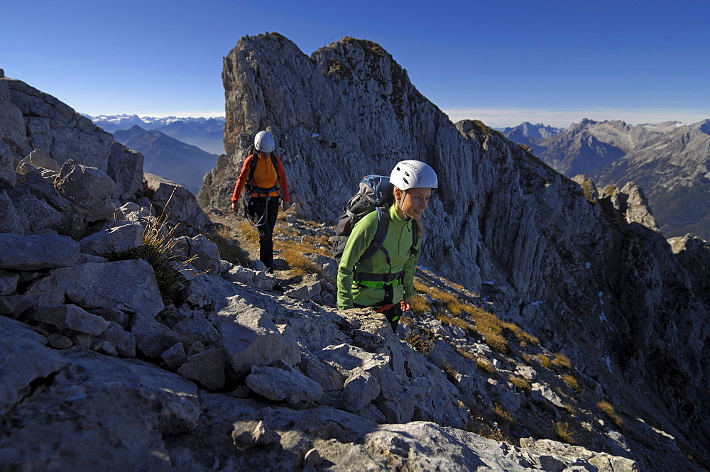 Women on the Mittenwalder Klettersteig, Mittenwalder Hoehenweg, Fixed rope climbing, Karwendel mountain, Mittenwald, Upper Bavaria, Bavaria, Germany