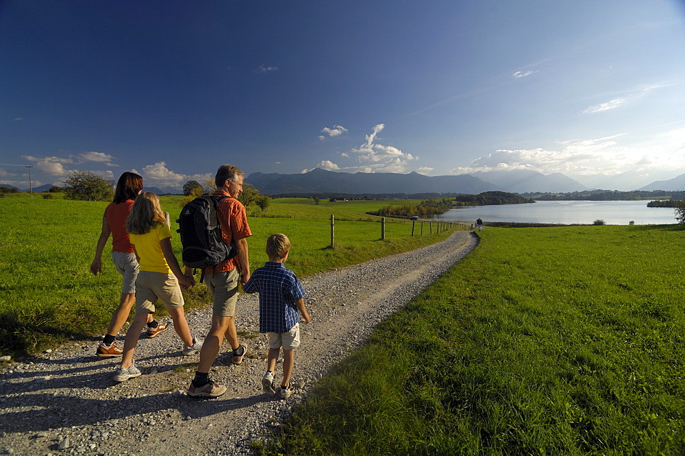 Family on a hiking tour at lake Riegsee, near Murnau, Upper Bavaria, Bavaria, Deutschland