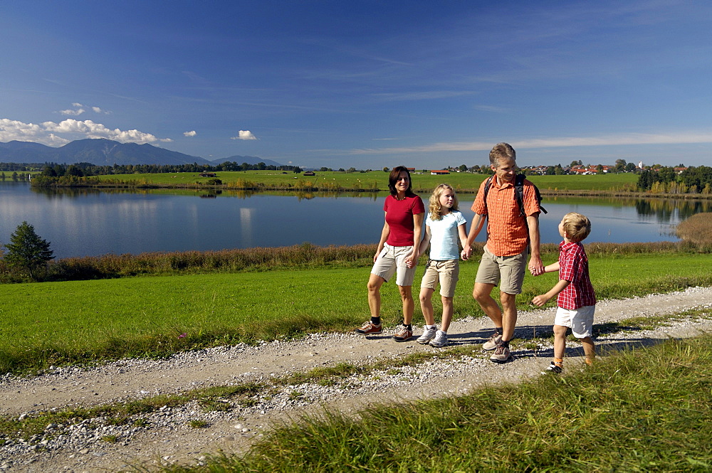 Family on a hiking tour at lake Riegsee, near Murnau, Upper Bavaria, Bavaria, Deutschland