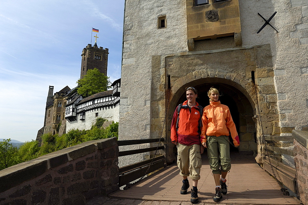 Couple at Wartburg castle entrance, Eisenach, Thuringian Forest, Thuringia, Germany