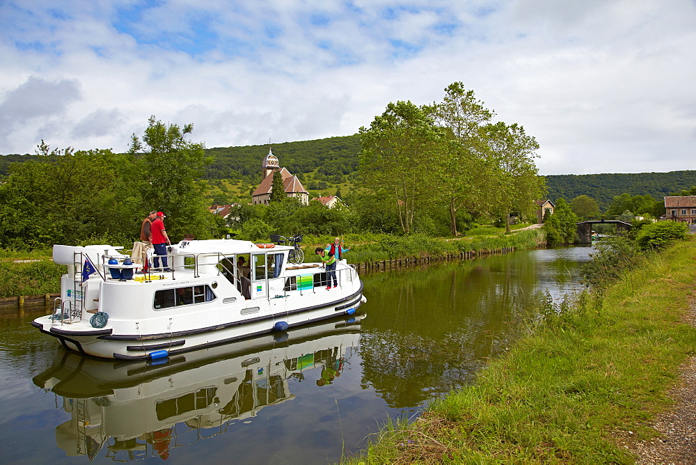 Houseboat in the Doubs-Rhine-Rhone-channel at Deluz, Doubs, Region Franche-Comte, France, Europe