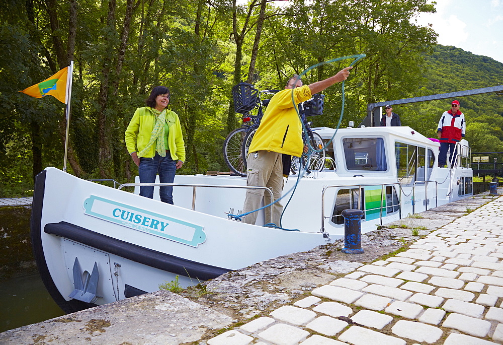 Houseboat in the Doubs-Rhine-Rhone-channel at Lock 43 Douvot, PK 99, Doubs, Region Franche-Comte, France, Europe