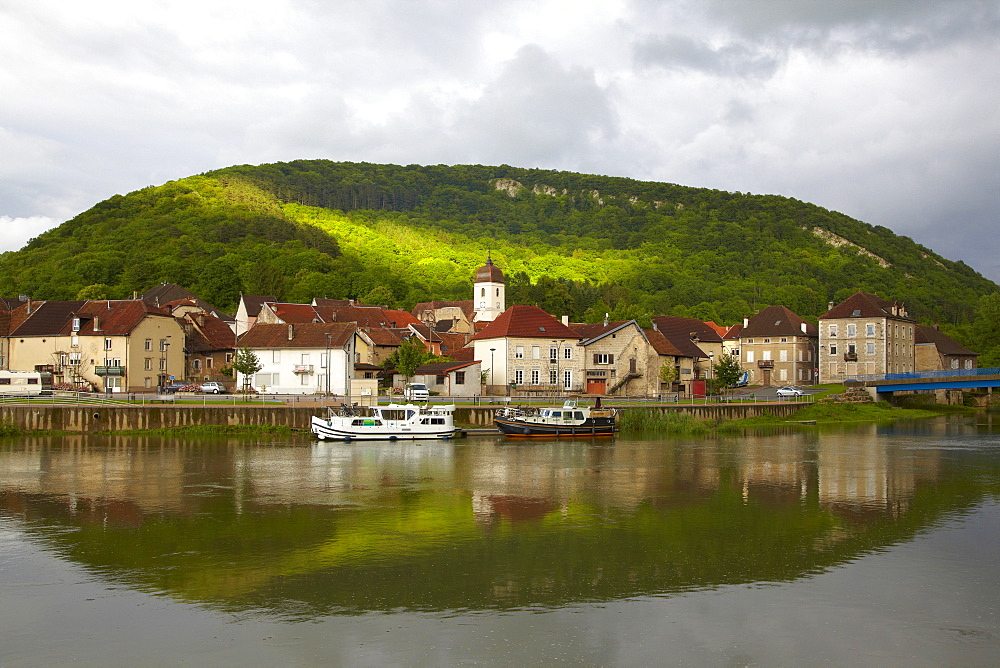 Houseboat in the Doubs-Rhine-Rhone-channel at Clerval, PK 127, Doubs, Region Franche-Comte, France, Europe