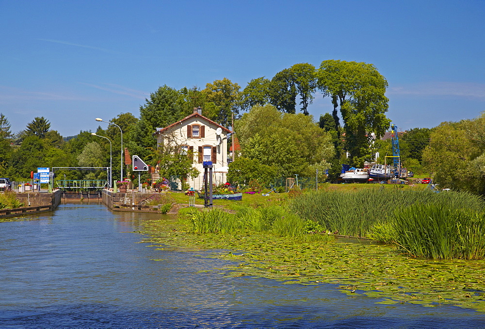 With houseboat on the Canal des Houilleres de la Sarre at lock 28 at Sarreguemines, Moselle, Region Alsace Lorraine, France, Europe