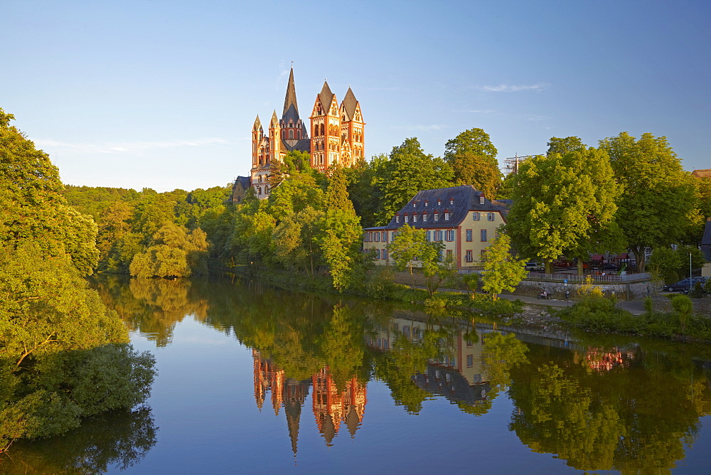 View from the Alte Lahnbruecke bridge across the river Lahn towards Limburg Cathedral, St. Georgs Cathedral, Limburg, Lahn, Westerwald, Hesse, Germany, Europe