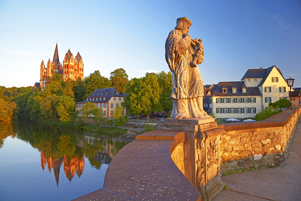 View from the Alte Lahnbruecke bridge across the river Lahn towards Limburg cathedral, St. Georgs Cathedral, Limburg, Lahn, Westerwald, Hesse, Germany, Europe