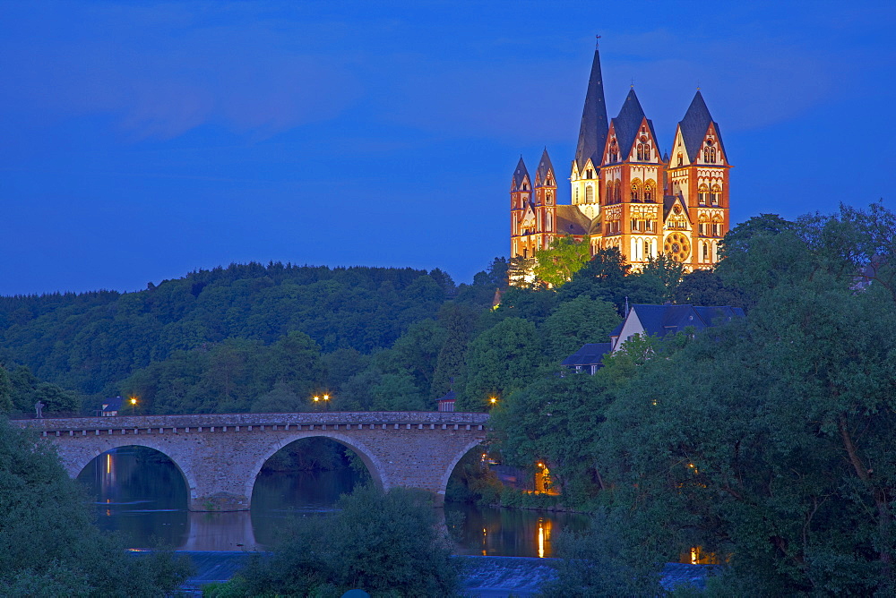 View of the Alte Lahnbruecke bridge and the river Lahn at Limburg cathedral in the evening, St. Georgs Cathedral, Limburg, Lahn, Westerwald, Hesse, Germany, Europe