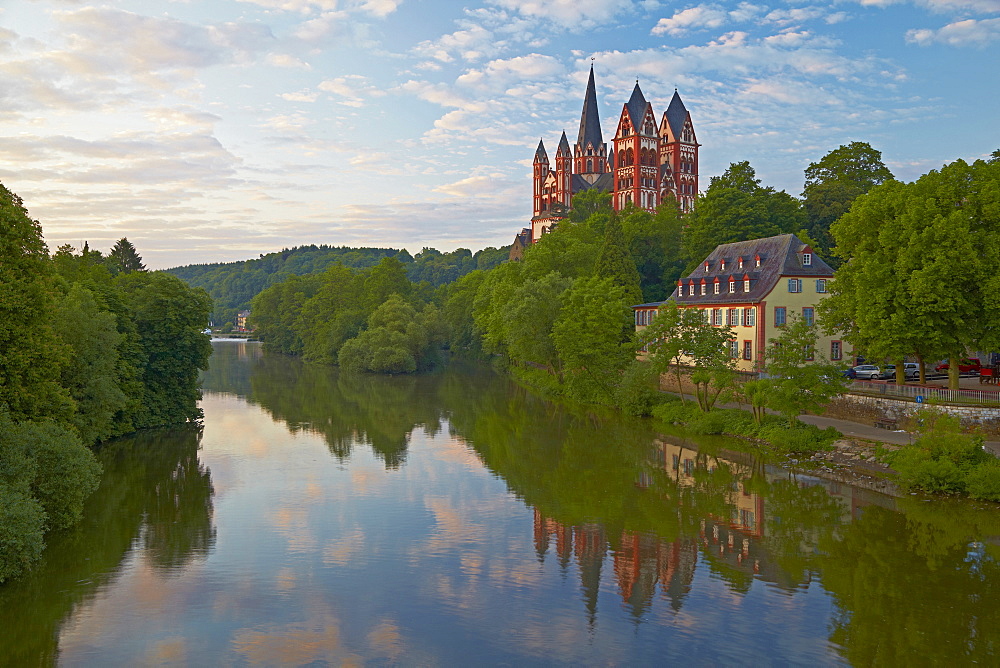 View from the Alte Lahnbruecke bridge across the river Lahn towards Limburg cathedral, St. Georgs Cathedral, Limburg, Lahn, Westerwald, Hesse, Germany, Europe