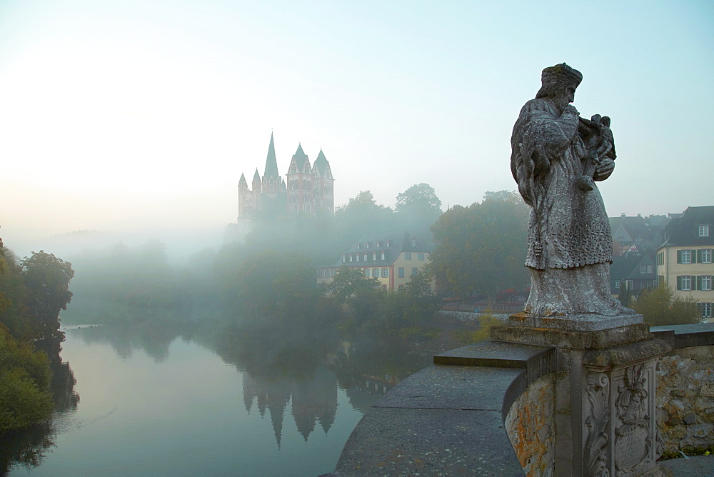 View from the Alte Lahnbruecke bridge across the river Lahn to Limburg cathedral in the early morning, St. Georgs Cathedral, Limburg, Westerwald, Hesse, Germany, Europe