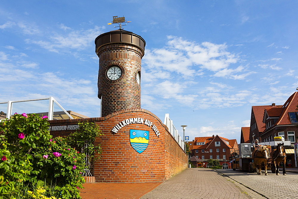 Small lighthouse with emblem, Juist Island, Nationalpark, North Sea, East Frisian Islands, East Frisia, Lower Saxony, Germany, Europe