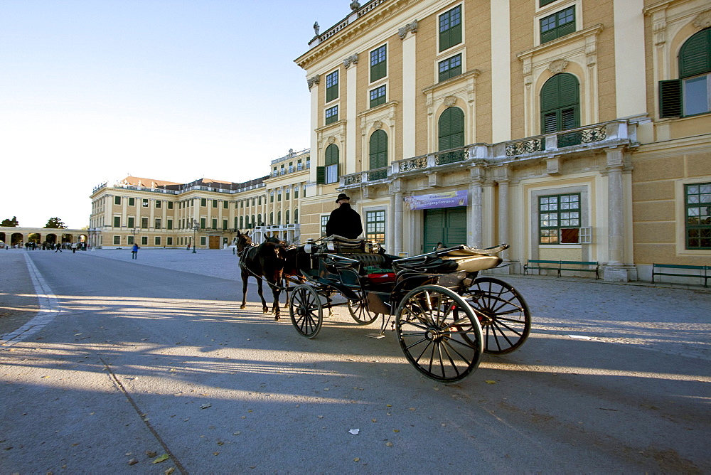 Fiaker (Viennese two-horse hackney carriage) at Schâˆšâˆ‚nbrunn Palace, Vienna (Wien), Austria