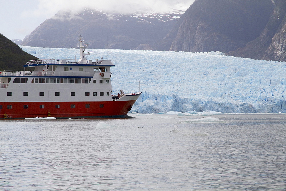 MV Skorpios in front of the San Rafael Glacier, Laguna San Rafael National Park, AisâˆšÂ©n Region, Chile