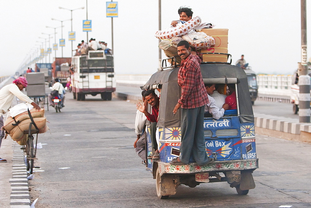 Auto rickshaw on the Mahatma Gandhi Seti (Bridge), Patna, Bihar, India