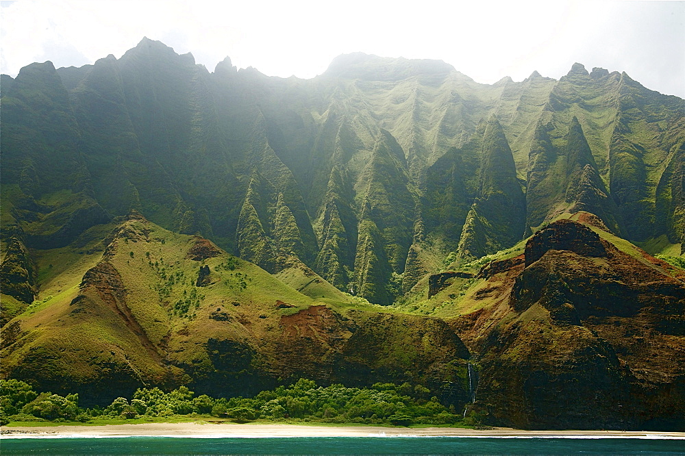 Hawaii, Kauai, Na Pali Coast, Rugged cliffs along ocean.