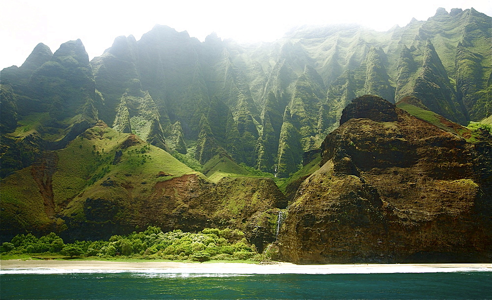 Hawaii, Kauai, Na Pali Coast, Rugged cliffs along ocean.