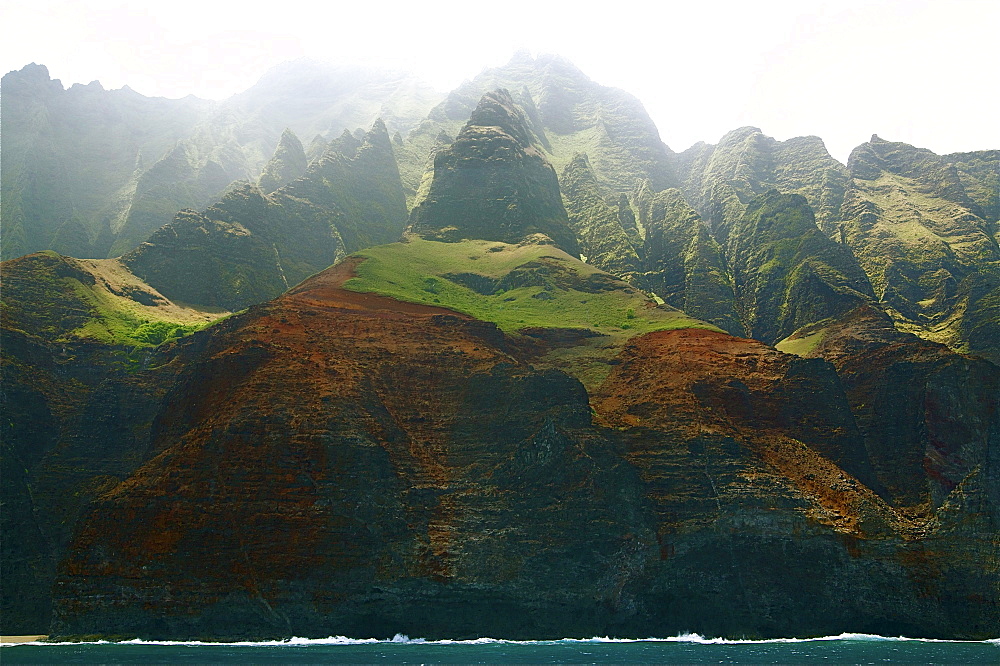 Hawaii, Kauai, Na Pali Coast, Rugged cliffs along ocean.