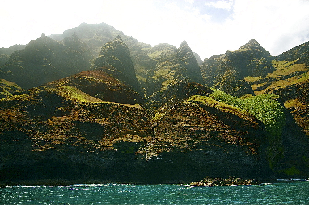 Hawaii, Kauai, Na Pali Coast, Rugged cliffs along ocean.