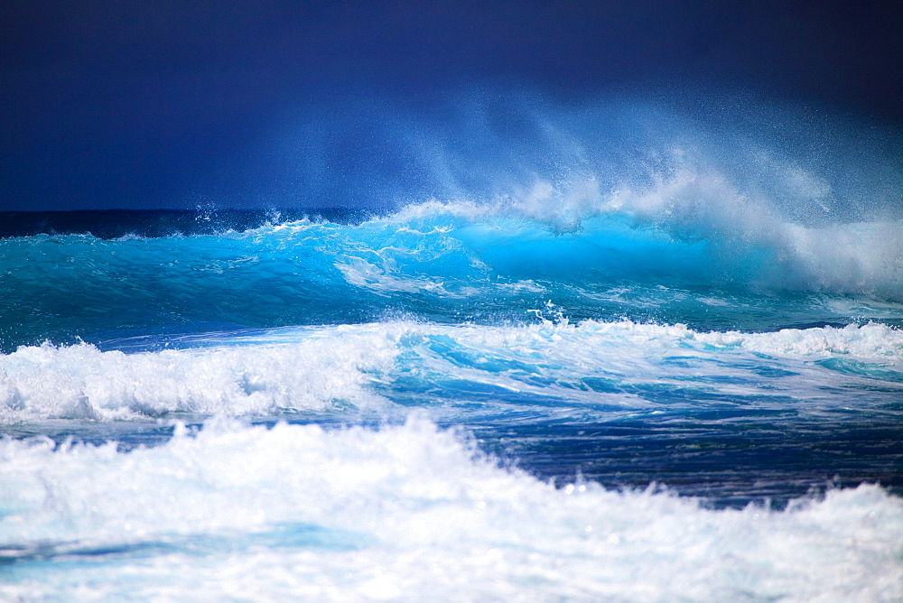 Hawaii, Oahu, Beautiful wave breaking.