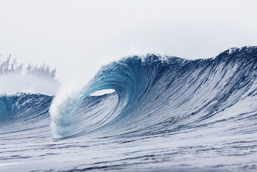 Hawaii, Oahu, Pipeline, Wave breaking.